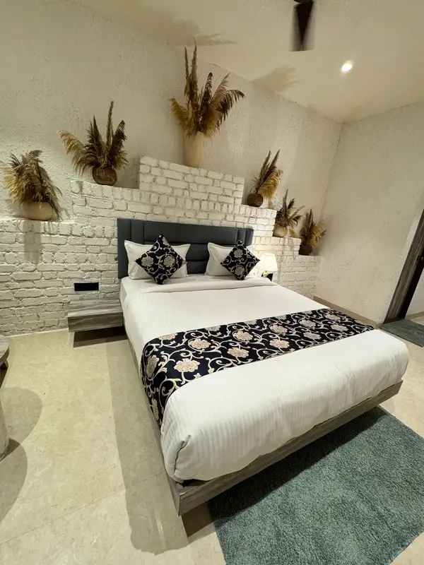 Deluxe room at the best hotel in Airoli Navi Mumbai — Maharaja Residency